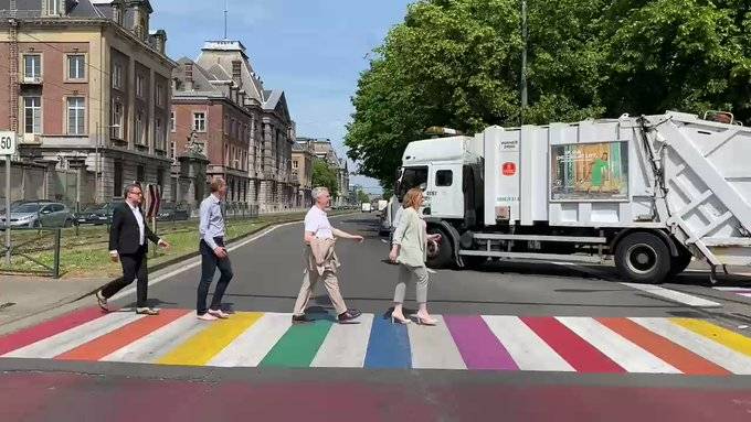Onder meer minister van Mobiliteit Elke Van den Brandt loopt over het regenboogzebrapad aan de VUB