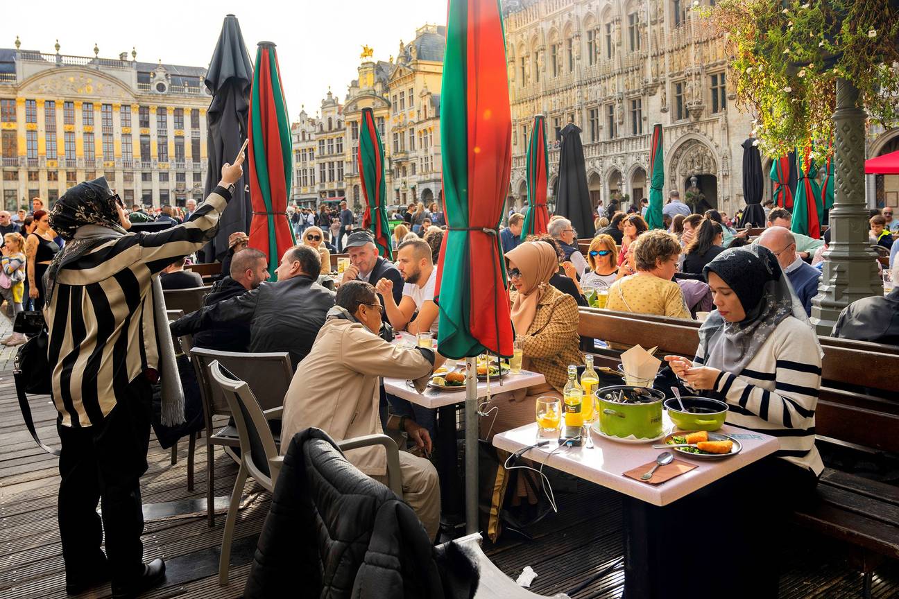 28 oktober 2022: 22° en zonnig in Brussel net voor het weekend waarop het winteruur ingaat gevulde terrasjes op de Grote Markt