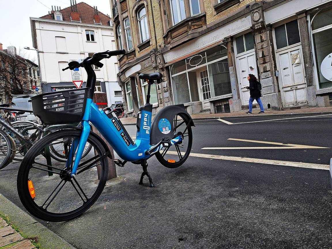 23 januari 2023: een deelfiets van Poppy, het bedrijf dat ook al deelsteps en deelauto's in Brussel aanbiedt