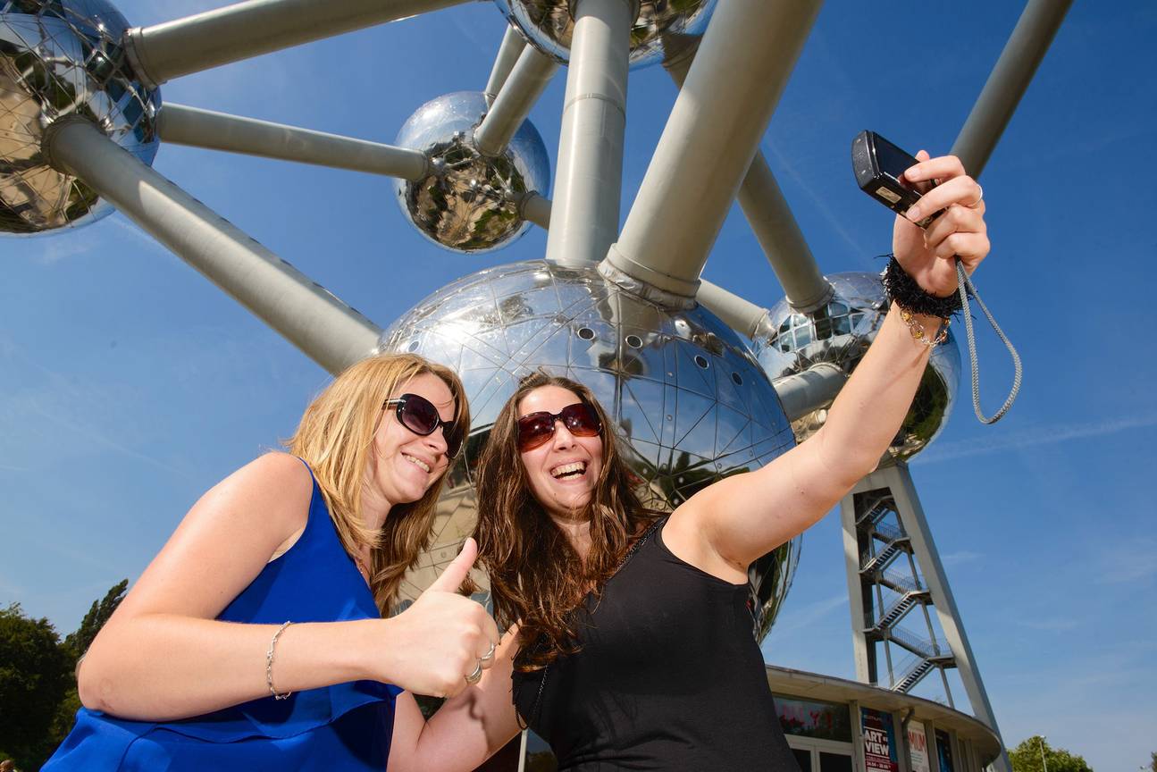 Toeristen nemen een selfie bij het Atomium