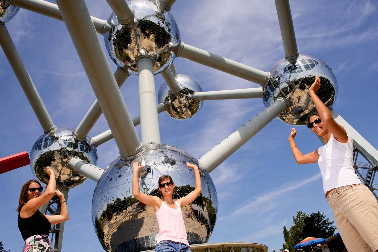 Toeristen nemen een selfie bij het Atomium