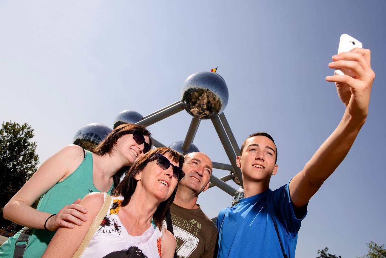 Toeristen nemen een selfie bij het Atomium