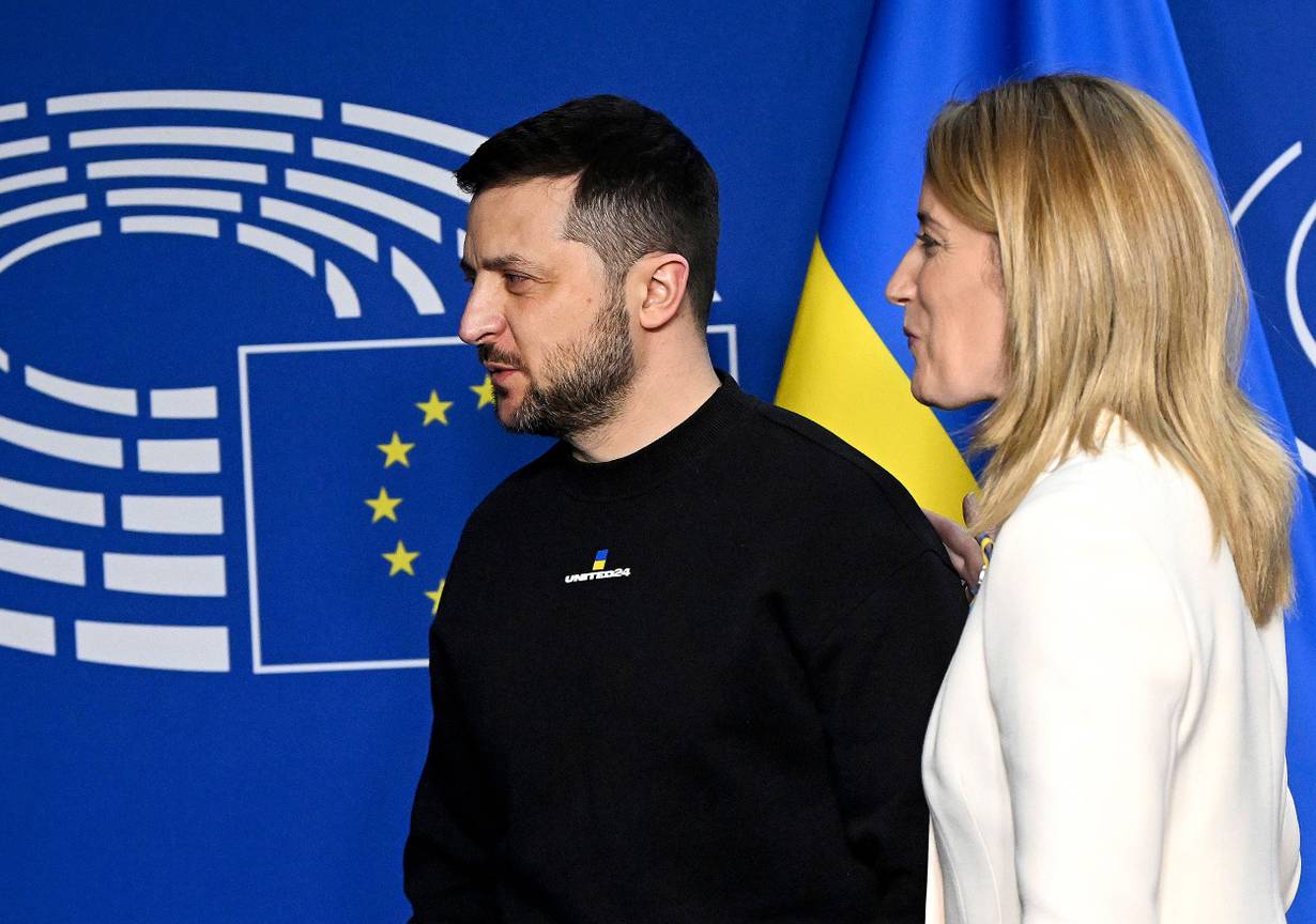 9 fevruari 2023: de Oekraïense president Volodymyr Zelensky met Roberta Metsola, voorzitter van het Europees parlement, bij zijn aankomst in Brussel