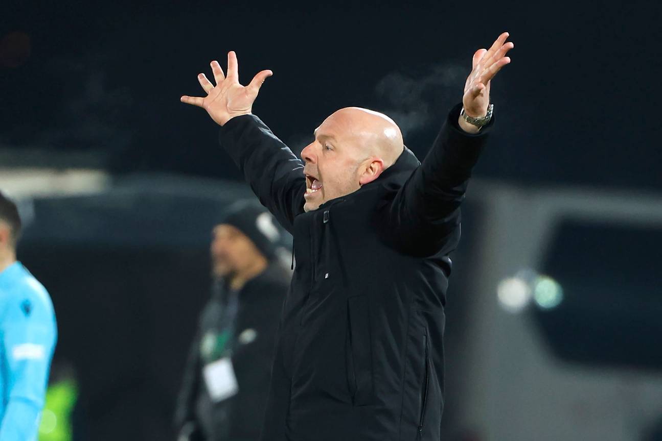 Razgrad, Bulgarije, 16 februari 2023: Brian Riemer, trainer van RSC Anderlecht, tijdens de UEFA Europa Conferencewedstrijd tegen Ludogorets