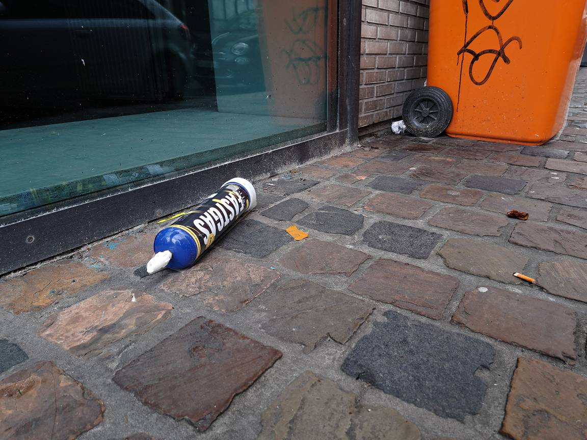 5 februari 2023: een lege fles lachgas, achtergelaten op het trottoir in het tweede deel van de Dansaertstraat
