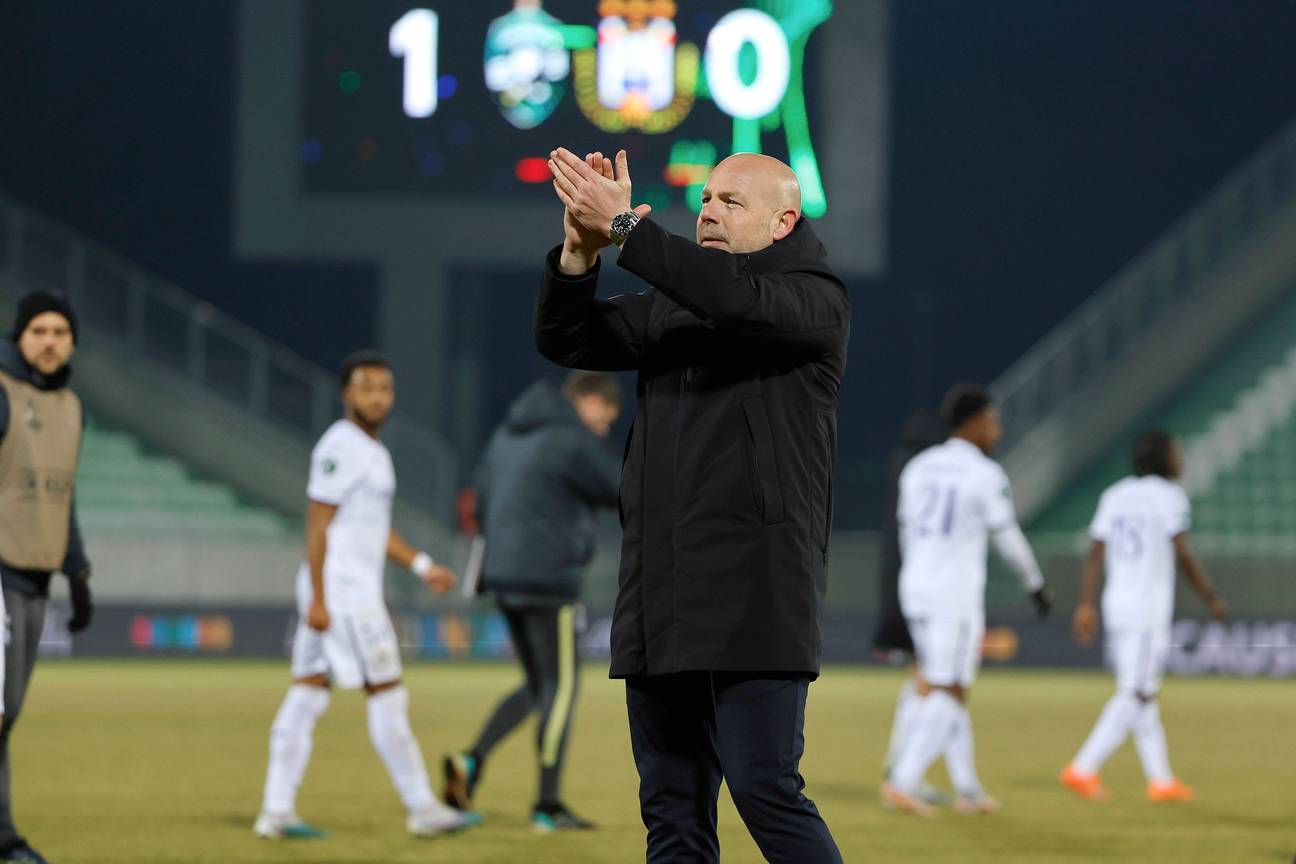 Razgrad, Bulgarije, 16 februari 2023: Brian Riemer, trainer van RSC Anderlecht, vlak na de met 1-0 verloren UEFA Europa Conferencewedstrijd tegen Ludogorets