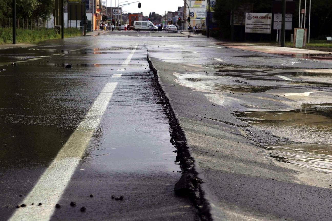 Een gewestestelijke weg in slechts staat: de beschadigde Bergensesteenweg na een waterlek in 2005.