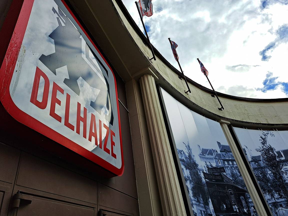 Supermarkt Delhaize in de de Henninstraat in Elsene: een foto van omstreeks 1900 herinnert aan de beginjaren van Delhaize & Frères, toen er nog met paard en kar aan huis geleverd werd.