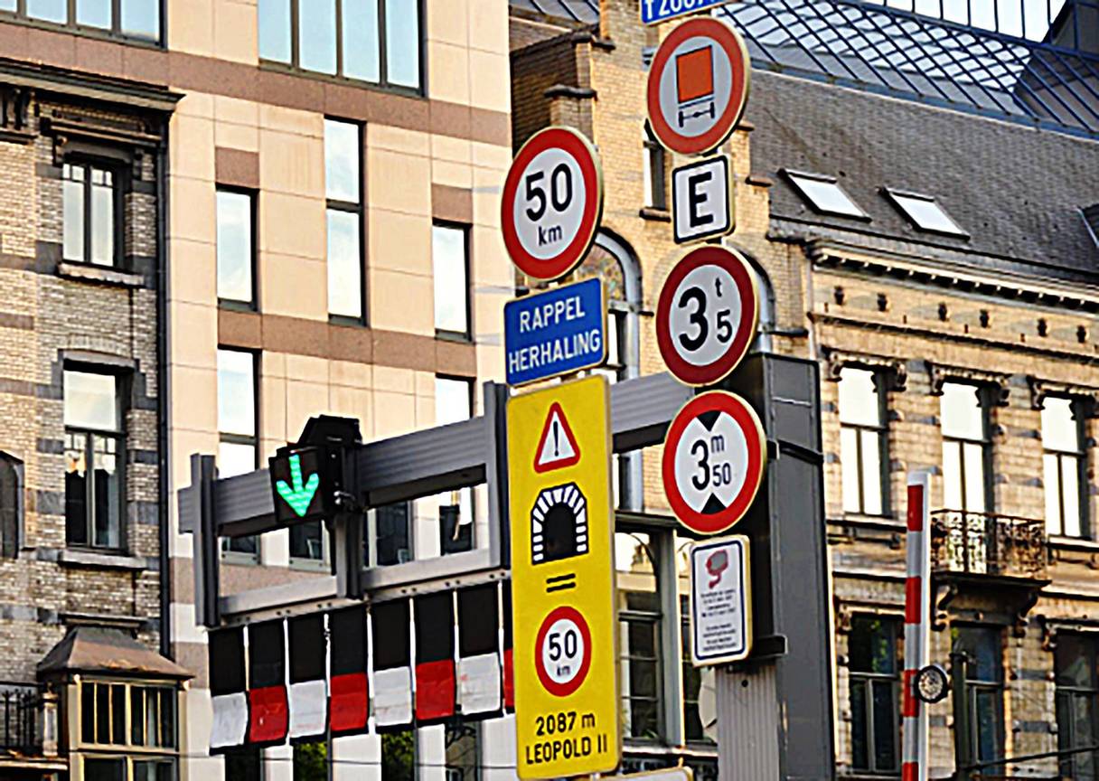 Op sommige plekken kent Brussel een overdaad aan verkeersborden, zoals hier op een archiefbeeld aan de Leopld II-laan