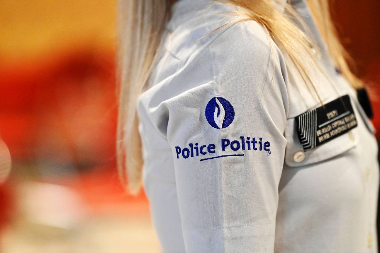 Een vrouwelijke politieagent van de politiezone Brussel Hoofdstad-Elsene