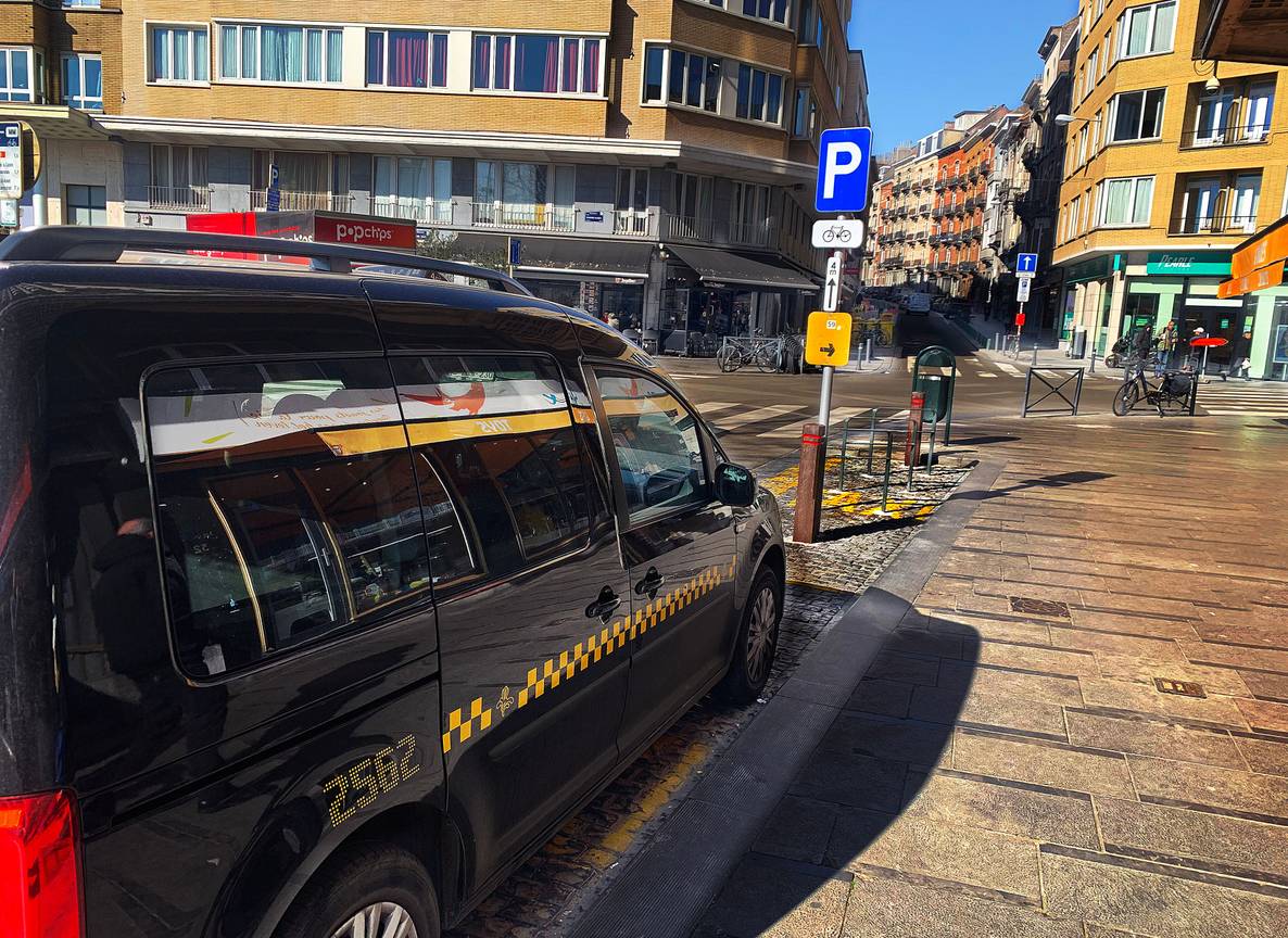 Parkeerplaats taxi's verdwijnt door fietsenstalling aan het Flageyplein 2_(c)_BRUZZ