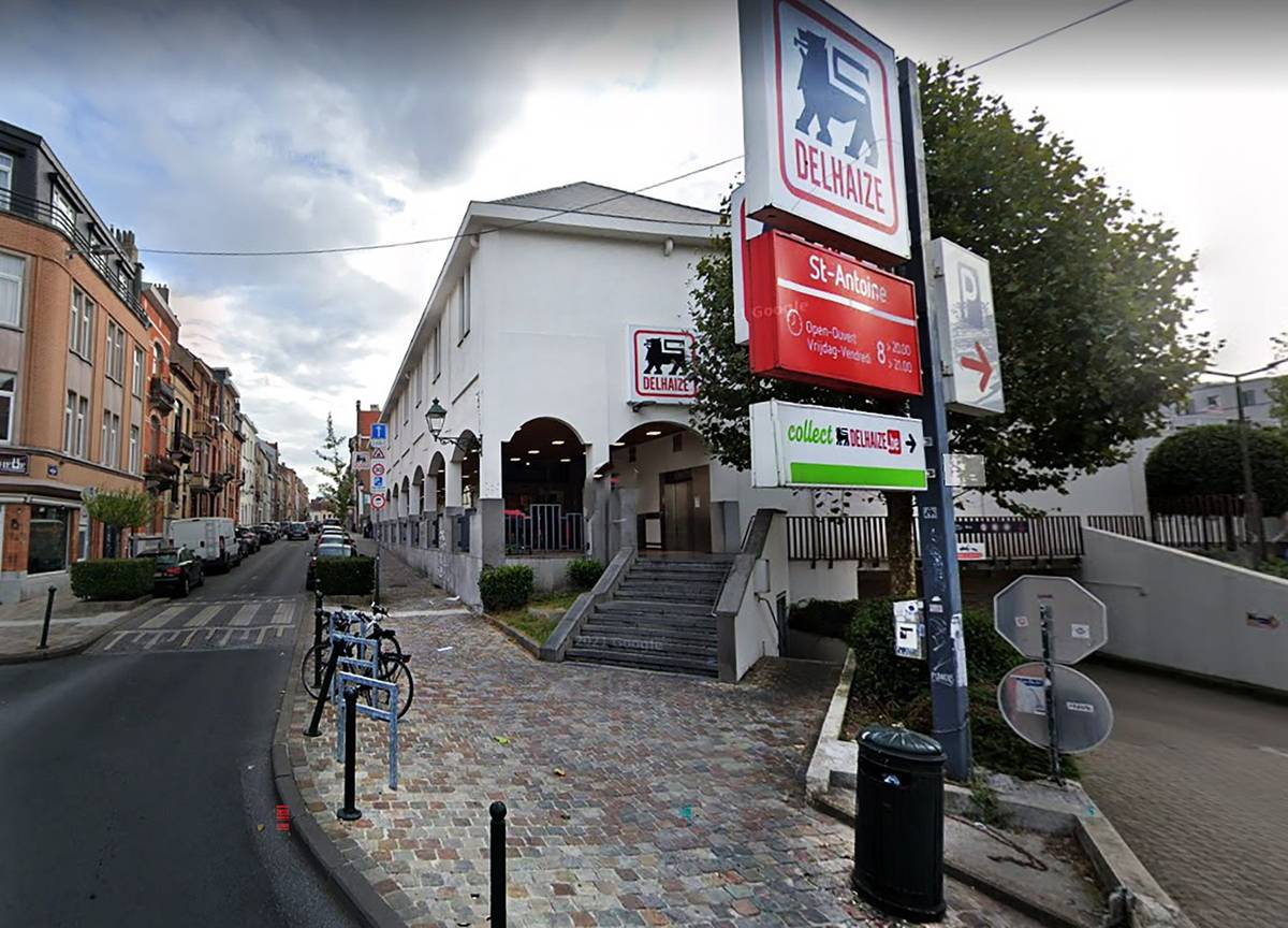 Delhaize Saint-Antoine op het Sint-Antoonplein in Etterbeek (archiefbeeld.)