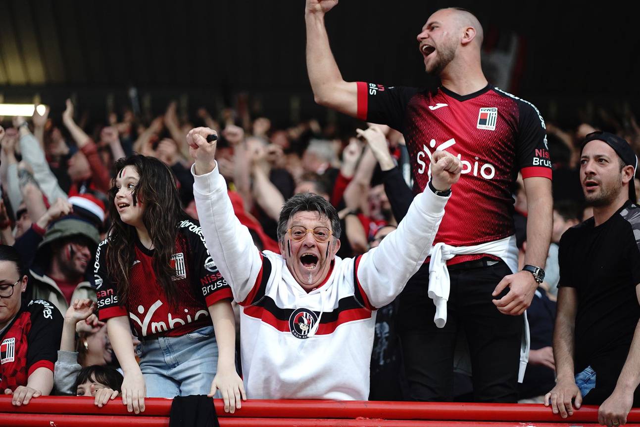 13 mei 2023: supporters van RWDM in de tribune van het Edmond Machtensstadion tijdens de gewonnen wedstrijd tegen RSC Futures en de kampioenstitel in 1B