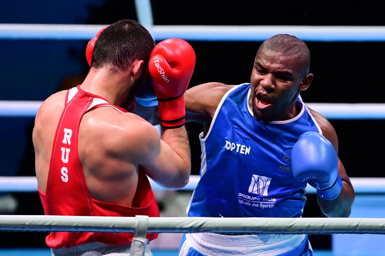 De Franse bokser Wilfried Florentin (rechts in het blauw) tegen de Rus Muslim Gadzhimagomedov in de categorie zwaargewichten (81-91kg) op de Olympische Spelen in Tokio in juni 2021