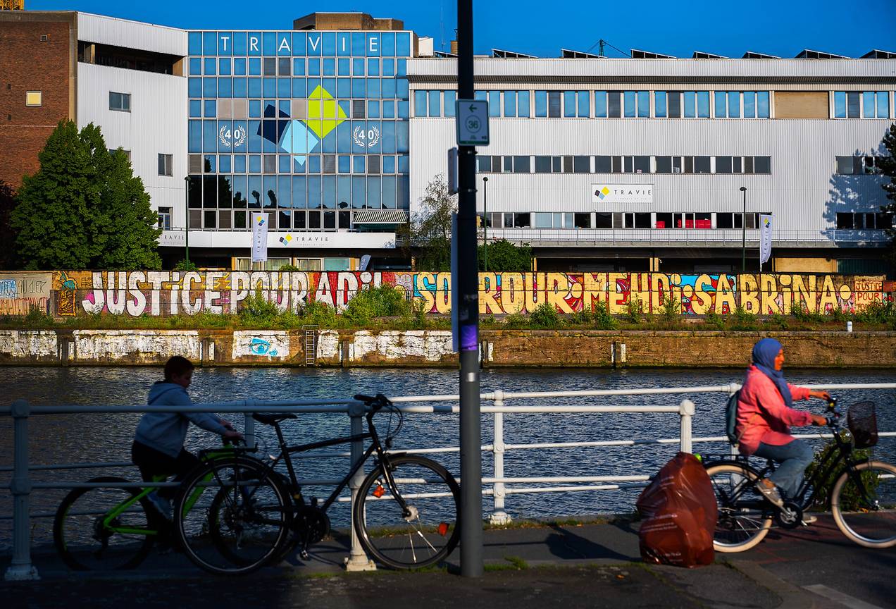 "Justice pour Adil": graffiti opschrift langs het kanaal aan de Biestebroekkaai in Anderlecht. De 19-jarige Adil overleed op 10 april 2020 in Anderlecht bij een aanrijding met een politiewagen in deze buurt