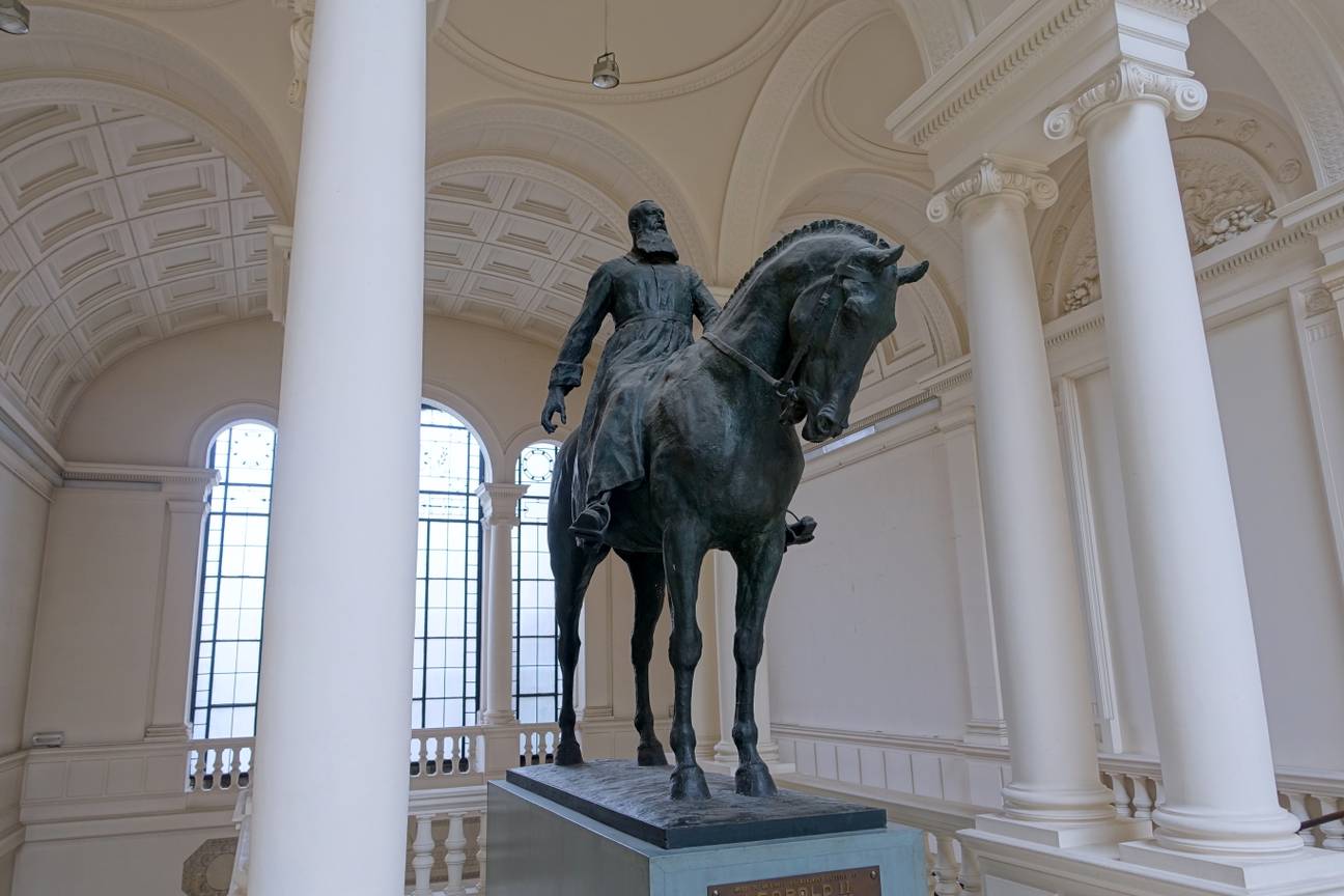 De kopie van het ruiterstandbeeld van Leopold II van Thomas Vinçotte in het KMKG