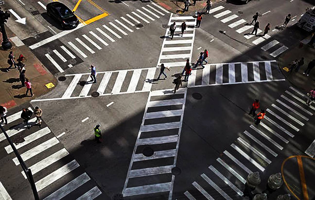 Een diagonaal zebrapad in de Zuid-Koreaanse hoofdstad Seoel