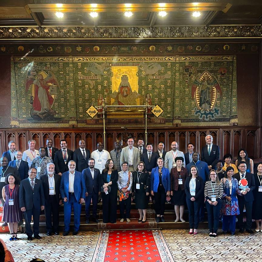 12 juni 2023, Brussels Urban Summit: groepsportret met de deelnemers in het stadhuis van Brussel: staatssecretaris Pascal Smet (midden) en Alireza Zakani, burgemeester van de Iraanse hoofdstad Teheran (eerste rij, vierde van links.)