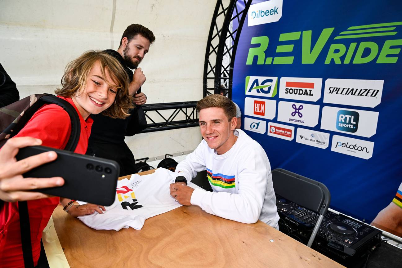 Juli 2023: Remco Evenepoel met een fan op de R.EV ride.