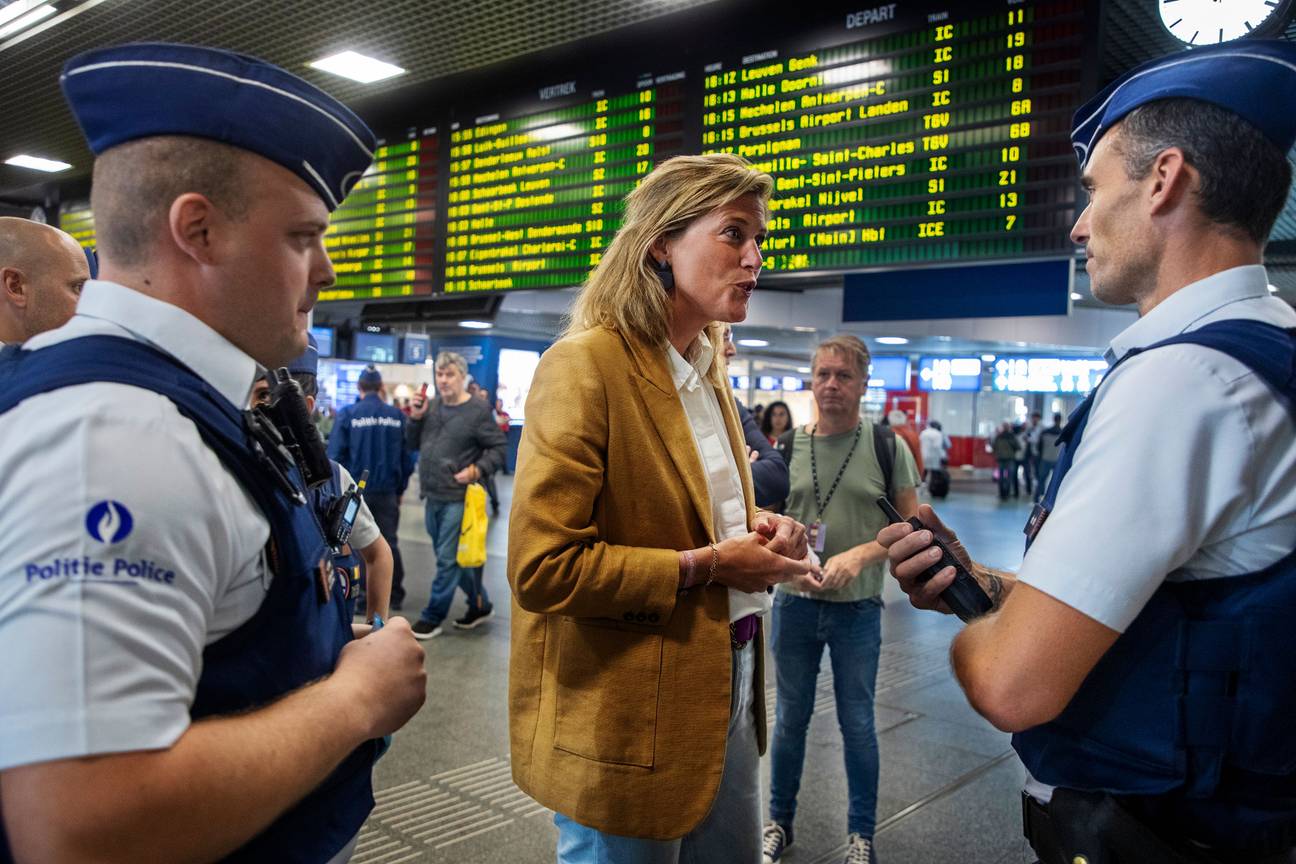 Zaterdag 26 augustus 2023: minister van Binnenlandse Zaken Annelies Verlinden (CD&V) tijdens de actie van politie en schoonmaakdiensten in het Zuidstation