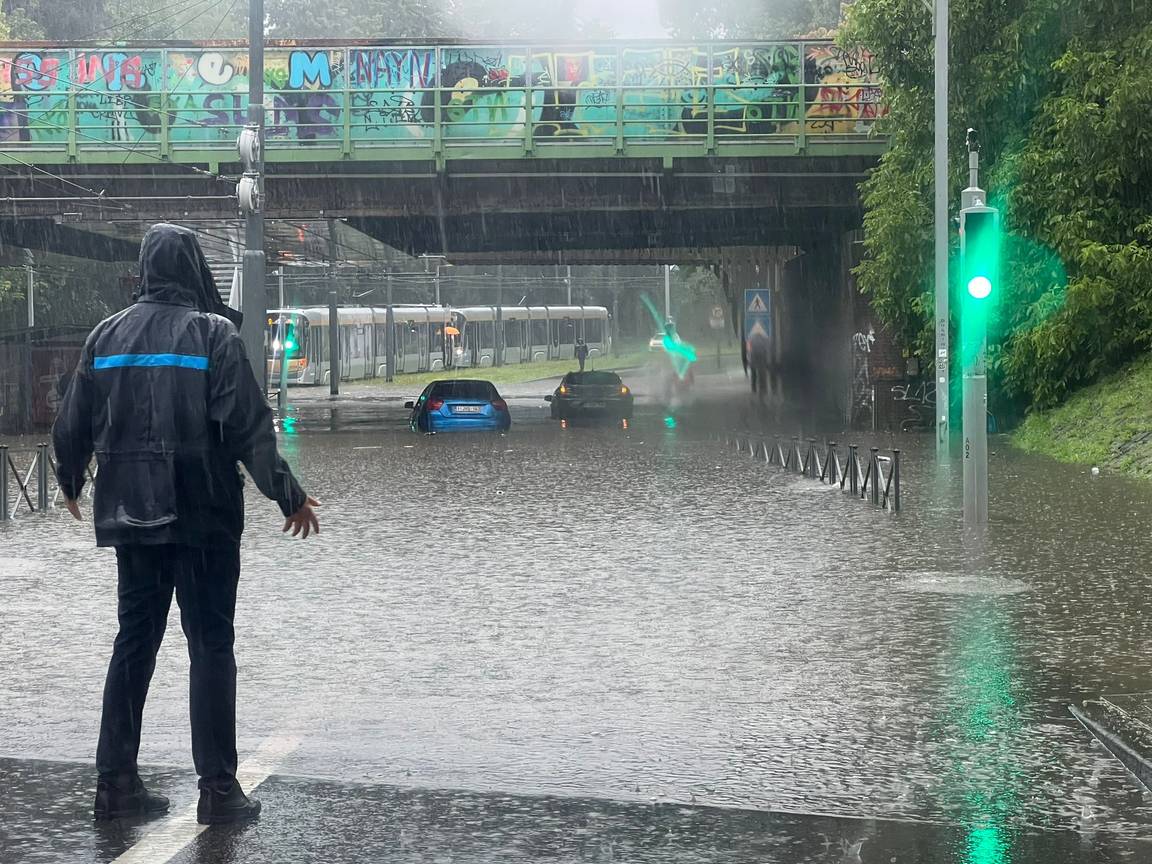 1 september 2023: wateroverlast in Brussel na hevige regen op korte tijd, waarbij onder andere de Tentoonstellingslaan in Jette, nabij het Koning Boudewijnpark onder water liep