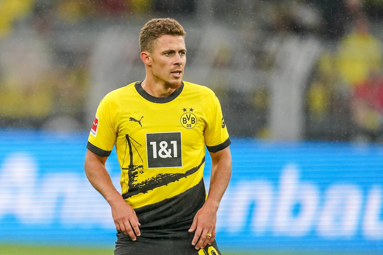 Thorgan Hazard in het shirt van Borussia Dortmund tijdens de vrinendschappelijke wedstrijd tegen Ajax op 6 augustus 2023