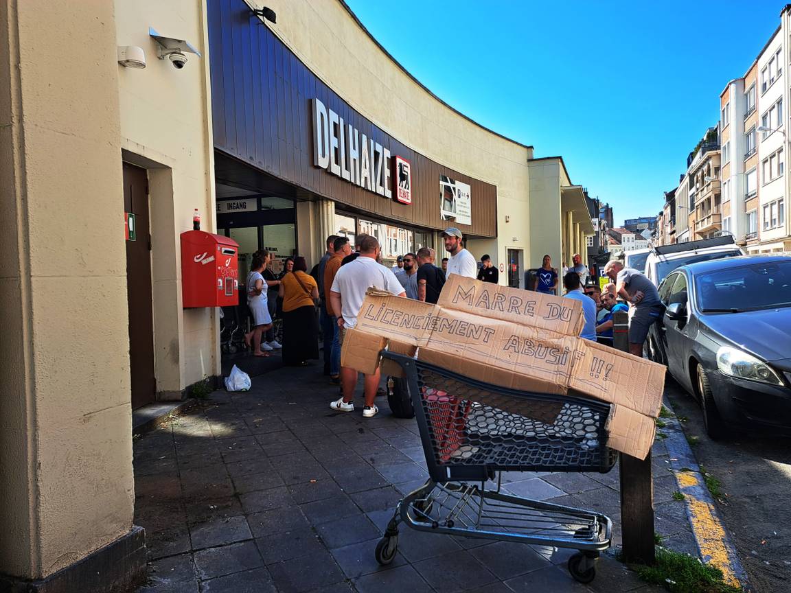 8 september 2023: opnieuw staking bij Delhaize Flagey in de de Henninstraat in Elsene. Het personeel blokkeert de deuren met winkelkarretjes