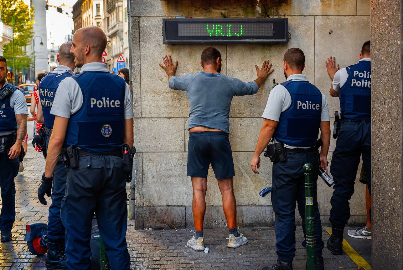 Arrestatie van een man door de politie in Brussel-centrum na een dronkemansgevecht