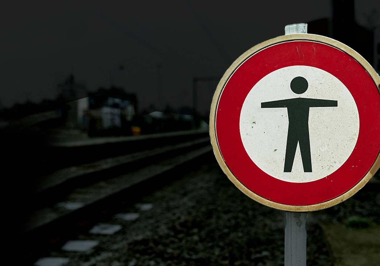 Verbodsbord spoorlopen spoorloper verboden op treinsporen te komen NMBS