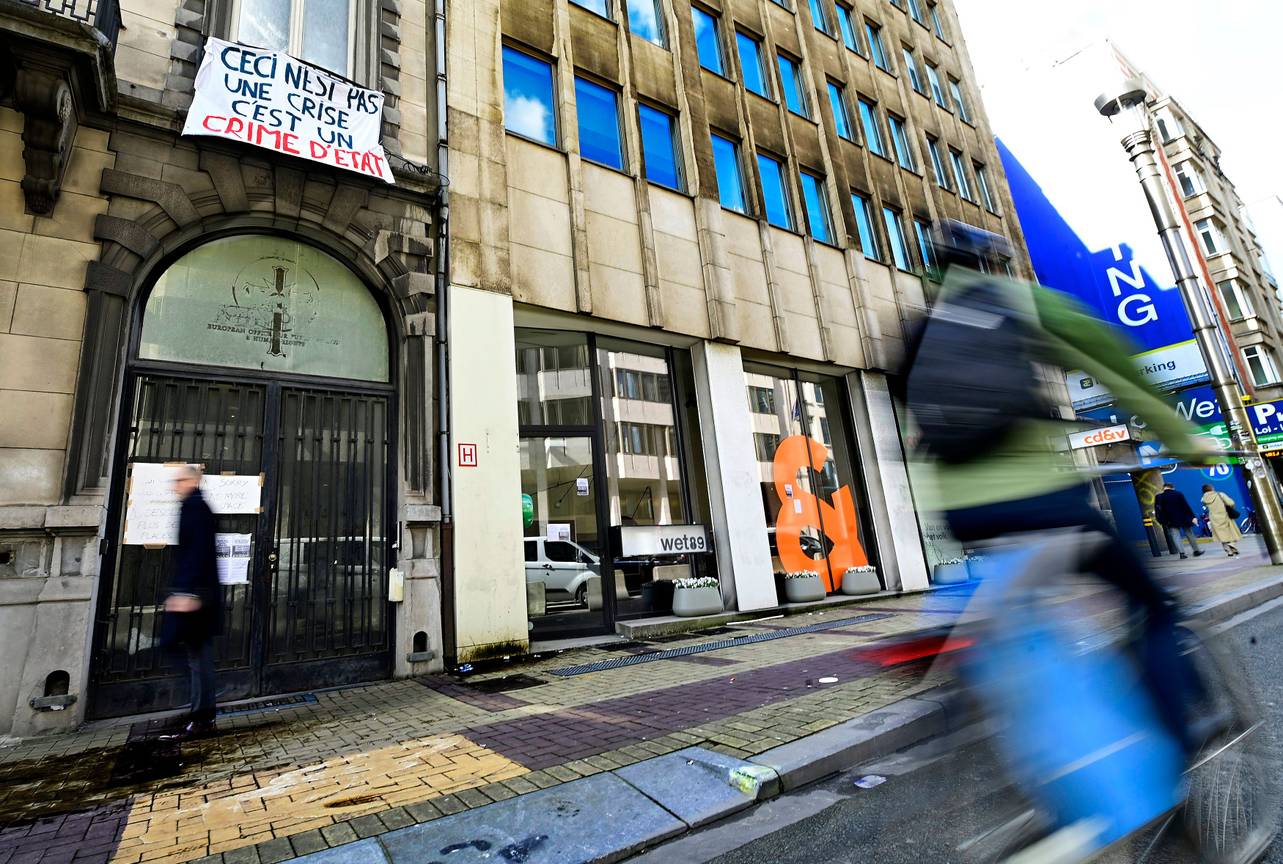 25 april 2023: het door asielzoekers gekraakte leegstaande gebouw naast het CD&V-hoofdkwartier in de Wetstraat