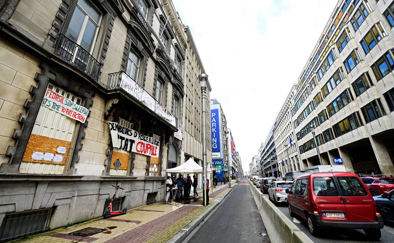 25 april 2023: het door asielzoekers gekraakte leegstaande gebouw naast het CD&V-hoofdkwartier in de Wetstraat