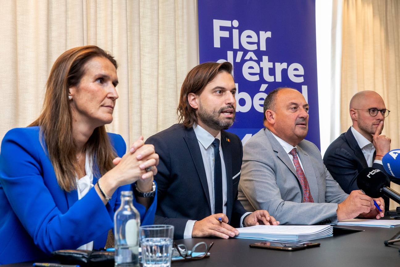 9 oktober 2023: persconferentie MR met kopstukken Sophie Wilmes, Georges-Louis Bouchez, Waals minister voor Economie Willy Borsus, en David Leisterh