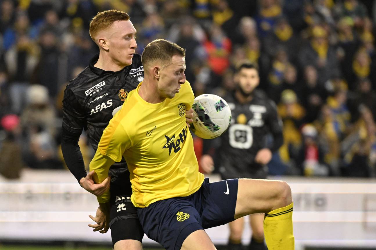 David Bates (KV Mechelen) in duel met Gustaf Nilsson (Union Saint-Gilloise)