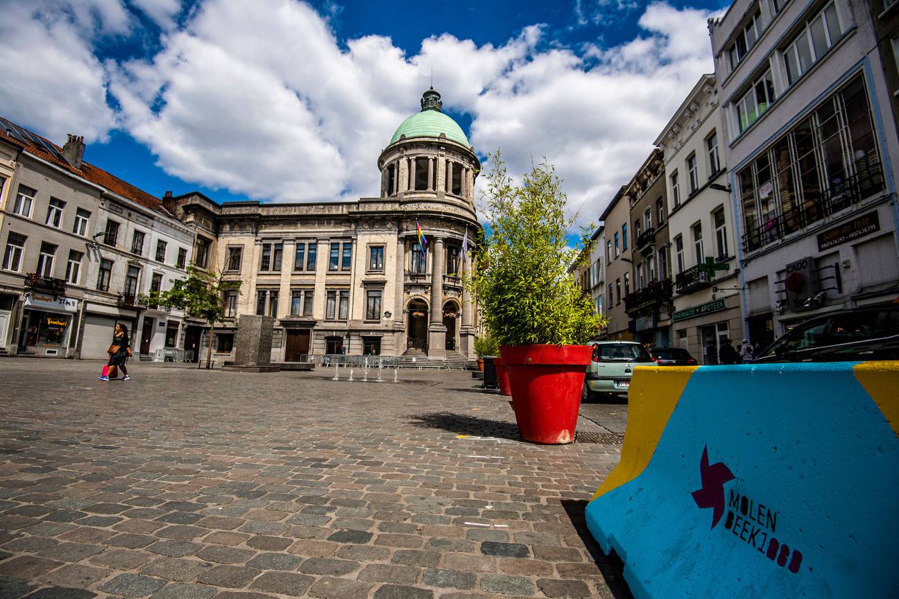 Het gemeenteplein met het gemeentehuis in Sint-Jans-Molenbeek.