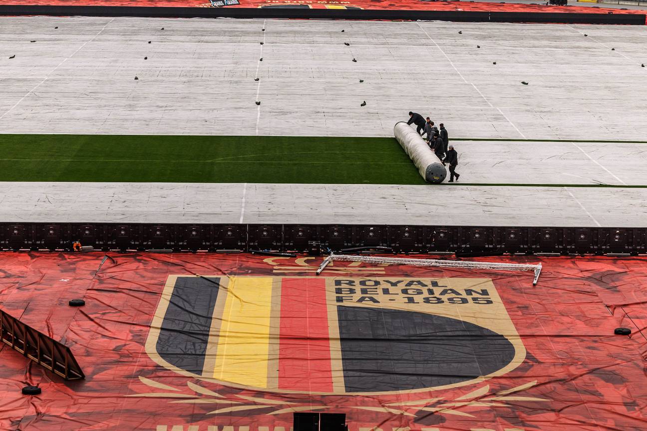 16 november 2023: de Royal Belgian FA KBVB leende een afdekzeil van RSC Anderlecht om het voetbalveld van het Koning Boudewijnstadion te beschermen tegen aanhoudende regen.