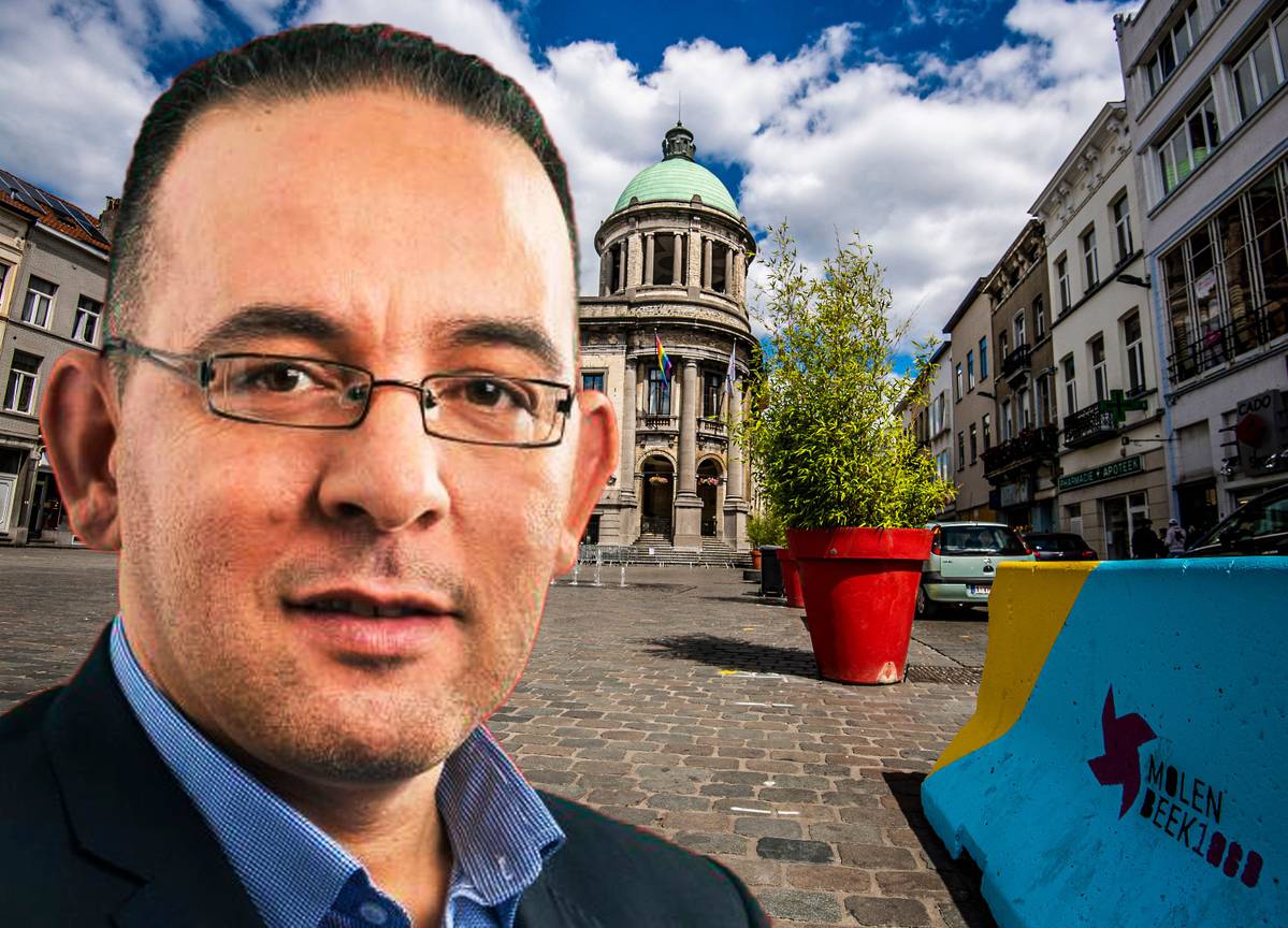 Abdellah Achaoui, schepen voor Mobiliteit, Groene Ruimten en Energie, voor het gemeentehuis van Sint-Jans-Molenbeek