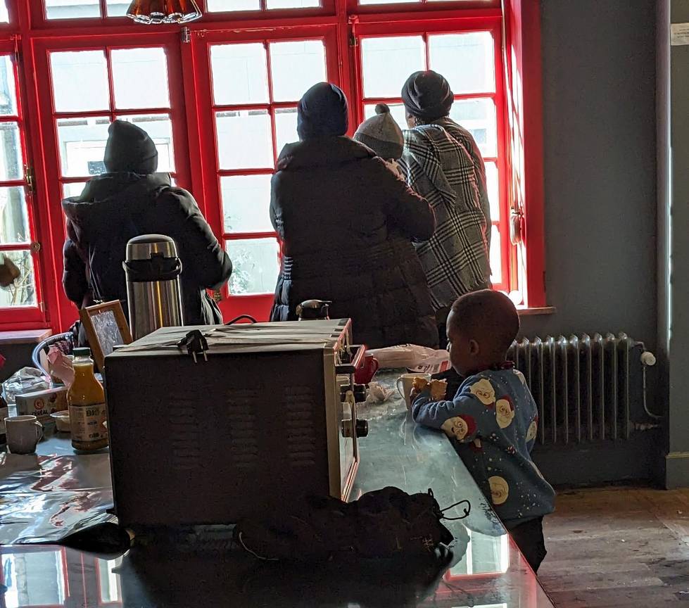 Vrouwen Zonder Papieren Bezetten Leegstaand Hotel In Sint-Lambrechts ...