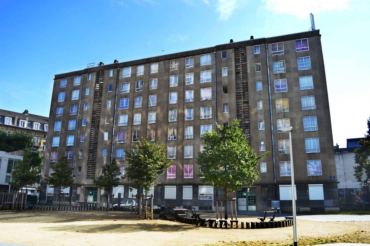 De oude sociale woontoren Pottenbakkersstraat, nabij Anneessensplein.