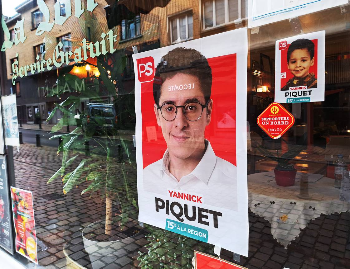 Gewestverkiezingen 2024: Yannick Piquet, 15de plaats Brussels Parlement. Aan café La Loire in de Vergniesstraat in Elsene hangt een affiche van de volwassen kandidaat en een kleintje van dezelfde kandidaat als kind.