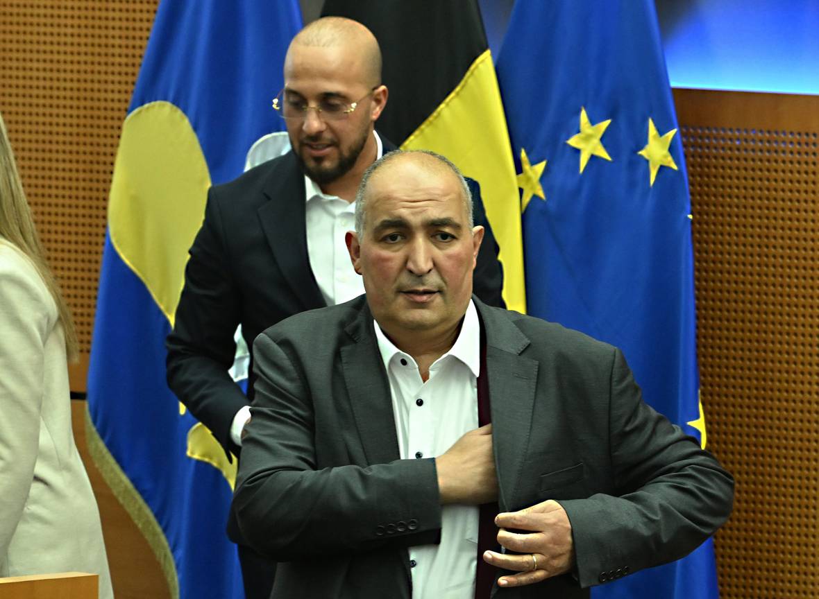 Fouad Ahidar en achteraan Ilyas El Omari (Team Fouad Ahidar) tijdens de eedaflegging in het Brussels parlement op 25 juni 2024