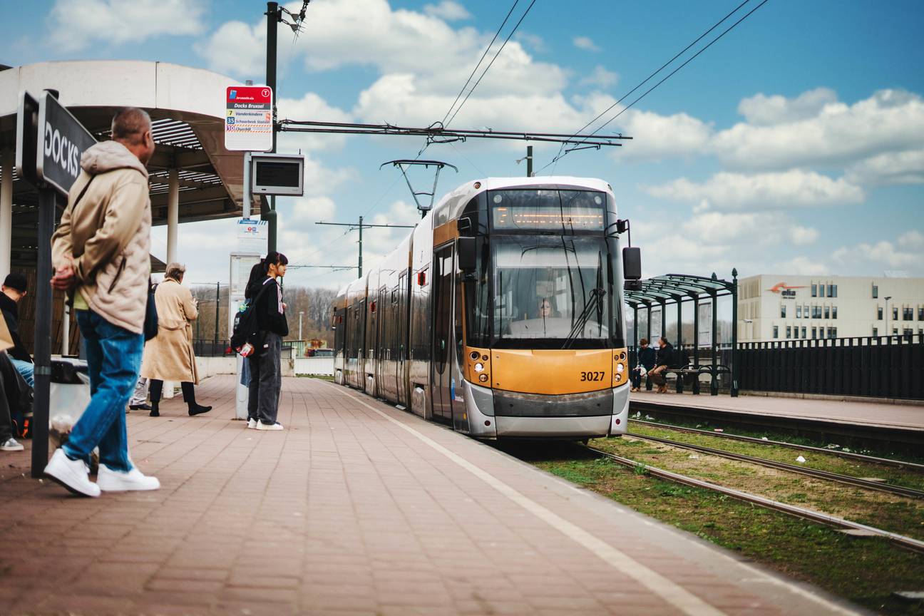 Tram 7 richting Vanderkindere aan het perron van halte Dockx