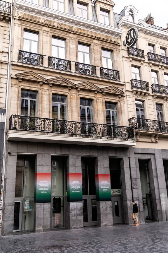 Verschillende Brusselse cultuurhuizen hangen protestbanners op om hun onbegrip te uiten over het regeringsbeleid rond Gaza. De boodschap is een initiatief van de brede cultuursector en is onder meer te zien aan de gevel van Ancienne Belgique