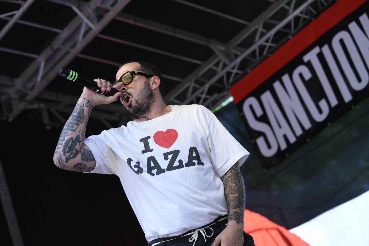 Zwangere Guy op het podium tijdens de 11.11.11 protestactie tegen geweld in Gaza