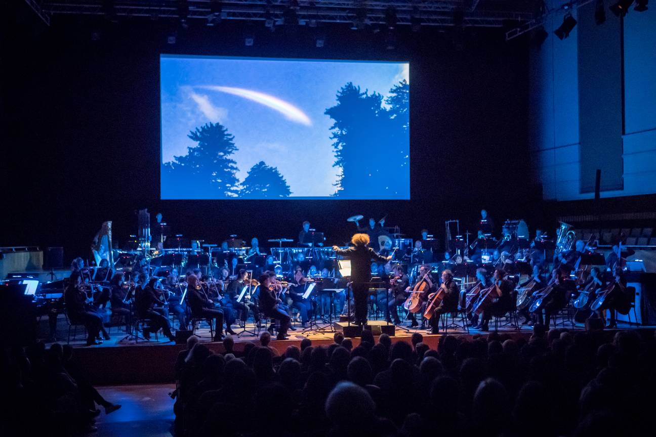 Het Brussels Philharmonic tijdens de liveopvoering van 'E.T.' in Flagey.