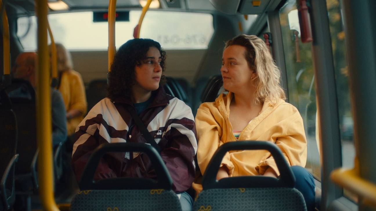 Ama en Bibi in het tweede seizoen van de reeks Roomies. 