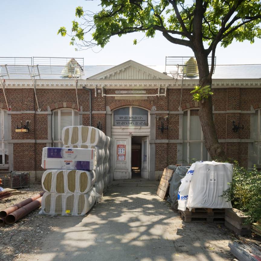 Gevel van het Museum van Elsene/Musée d'Ixelles, tijdens de dakwerken in 2024