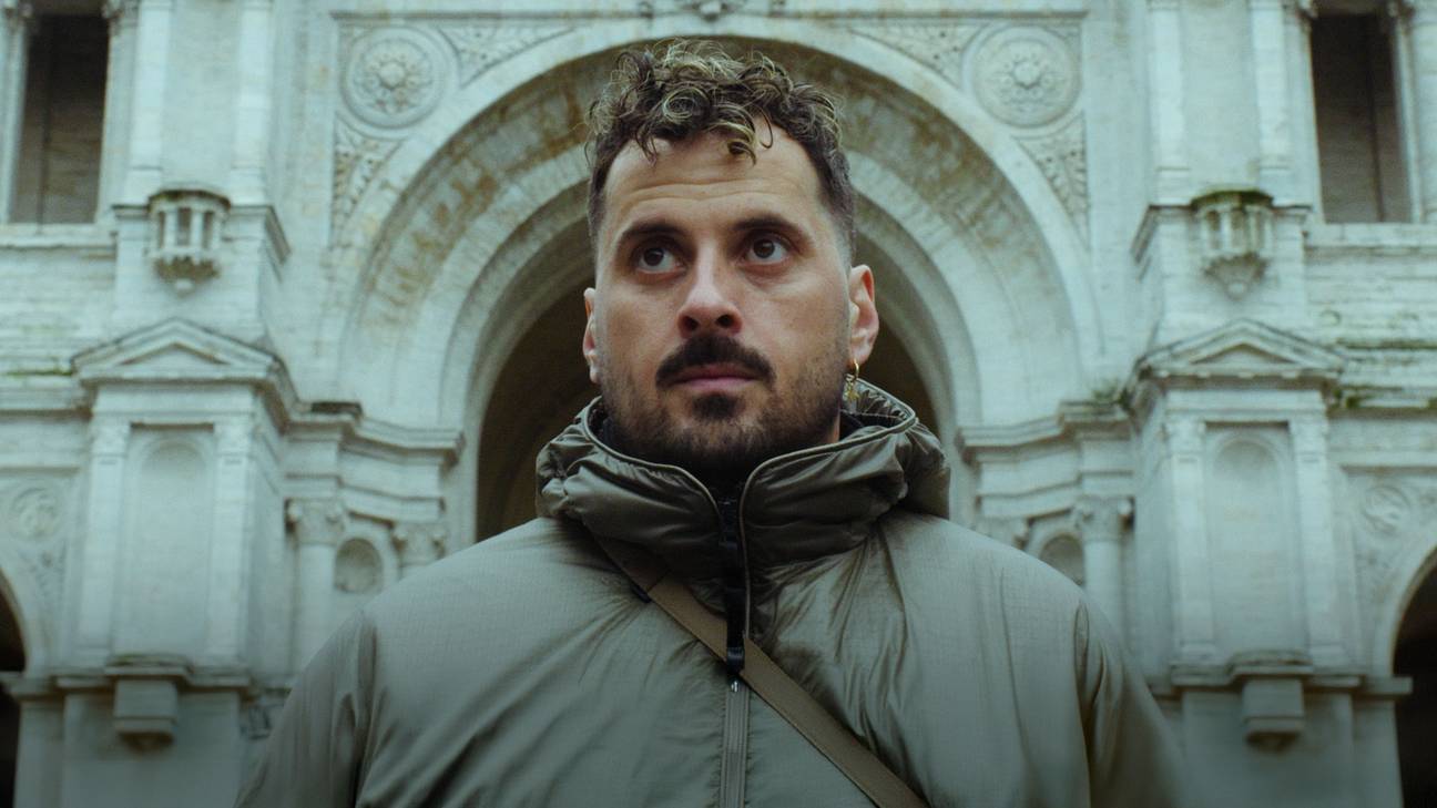 In de tv-documentaire 'Zwangere Guy: Dansen op de vulkaan' volgen twee Nederlandse regisseurs de Brusselse rapper vier jaar lang.