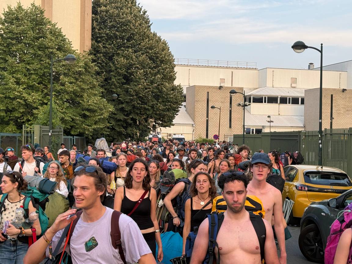 Kampeerders verlaten massaal de Couleur Café-camping en trekken naar Paleis 3.
