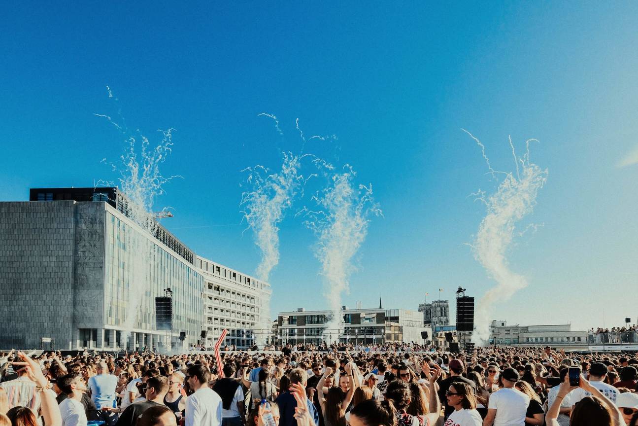 Chez Ginette organiseerde in mei 2025 een open air op het Congresplein voor haar tienjarig bestaan.