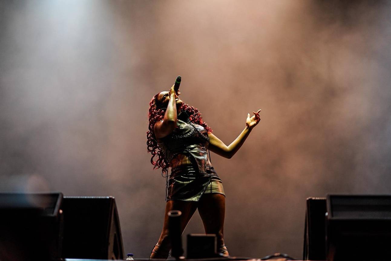 Amaarae op de Red Stage op de slotdag van Couleur Café 2026.